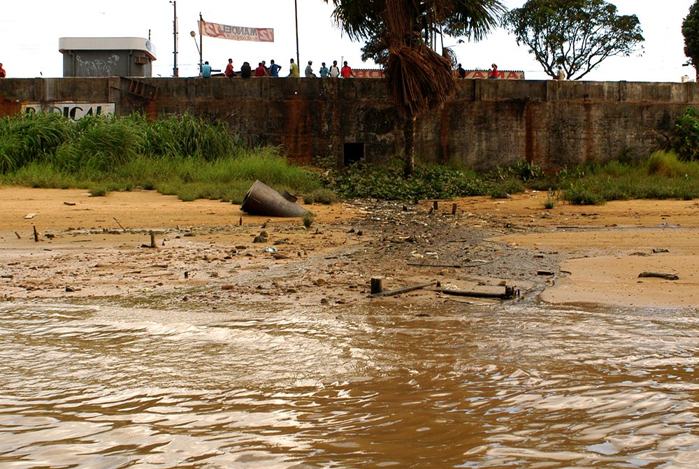 imagem de esgoto no rio Oiapoque