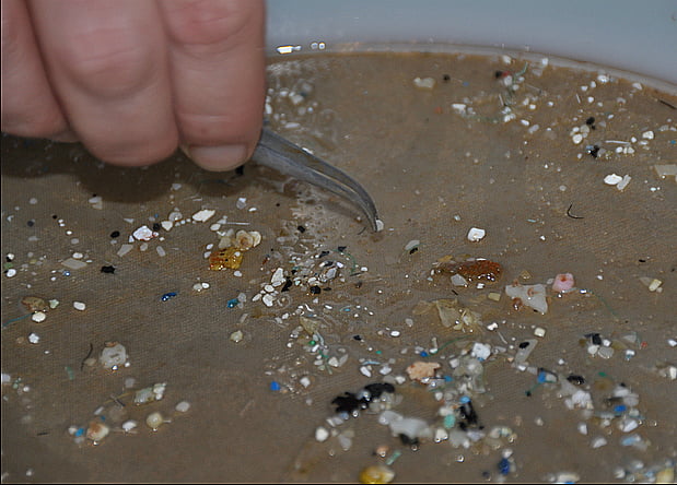 imagem de microplástico nos oceanos