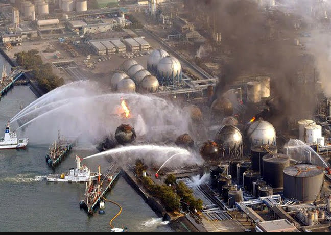 Desastre de Fukushima, imagem de barcos resfriando os reatores de fukushima