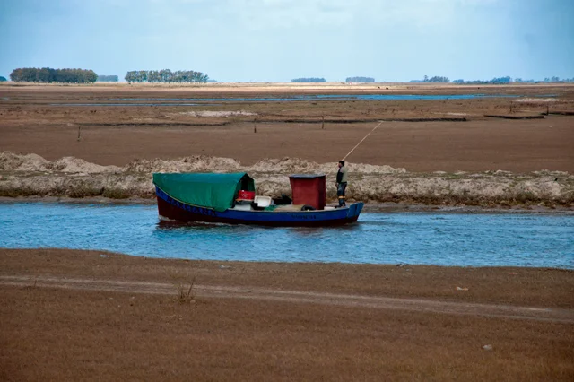 Cena de um caíco, barco típico do Rio Grande do Sul.