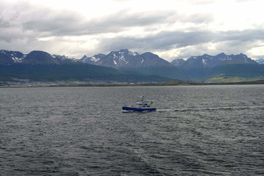 O Blue Dreams esta manhã navegando defronte a Ushuaia.