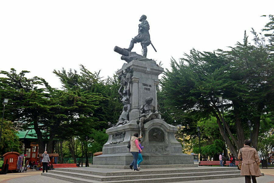 Praça de Punta Arenas e a estátua de Fernão de Magalhães, nauta português que descobriu o estreito que leva seu nome, às margens do qual nasceu a cidade.