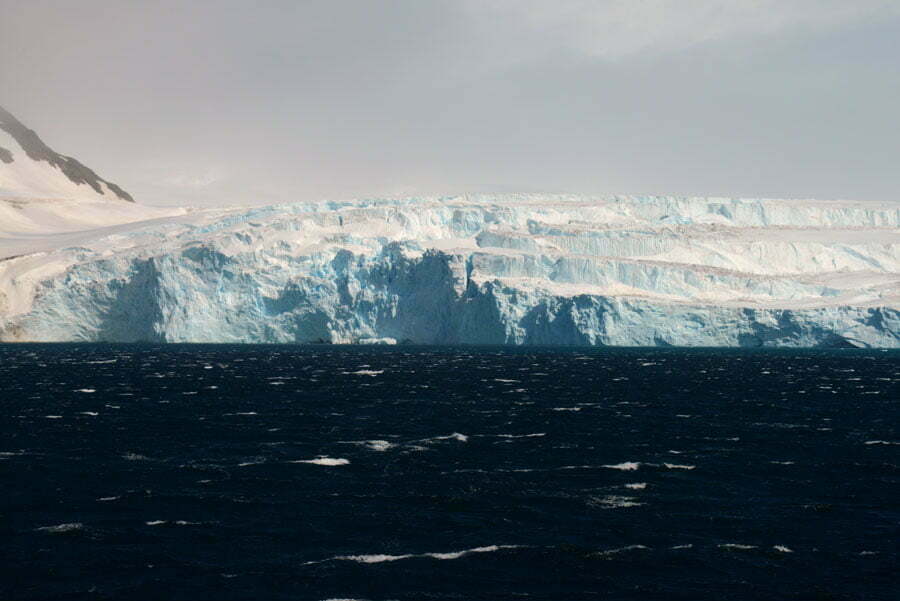 Glaciares na baia do Almirantado.