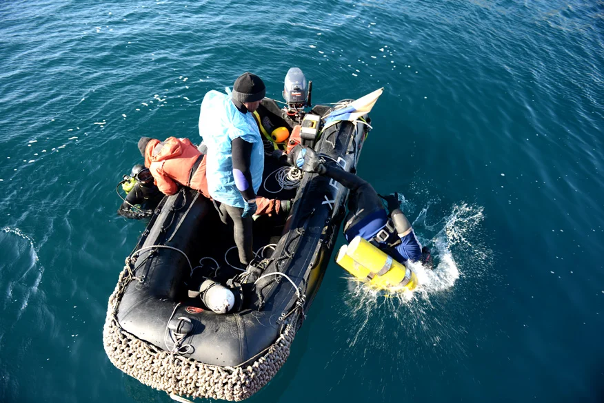 Mergulhadores em operação para resgate do mar sem fim