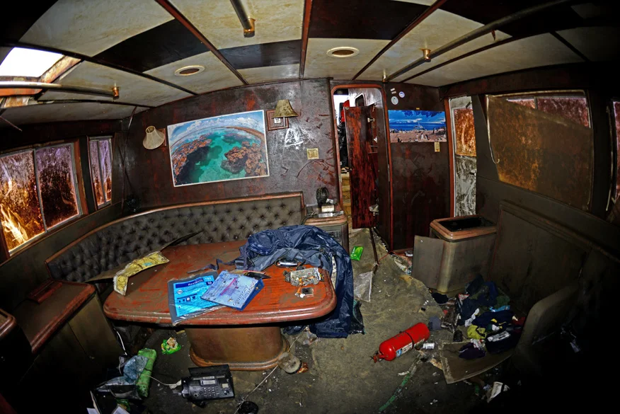 Sala de estar do Mar Sem Fim após o resgate