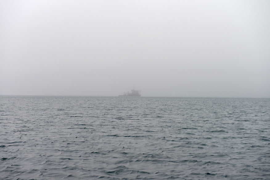 Nosso navio envolto em neblina.