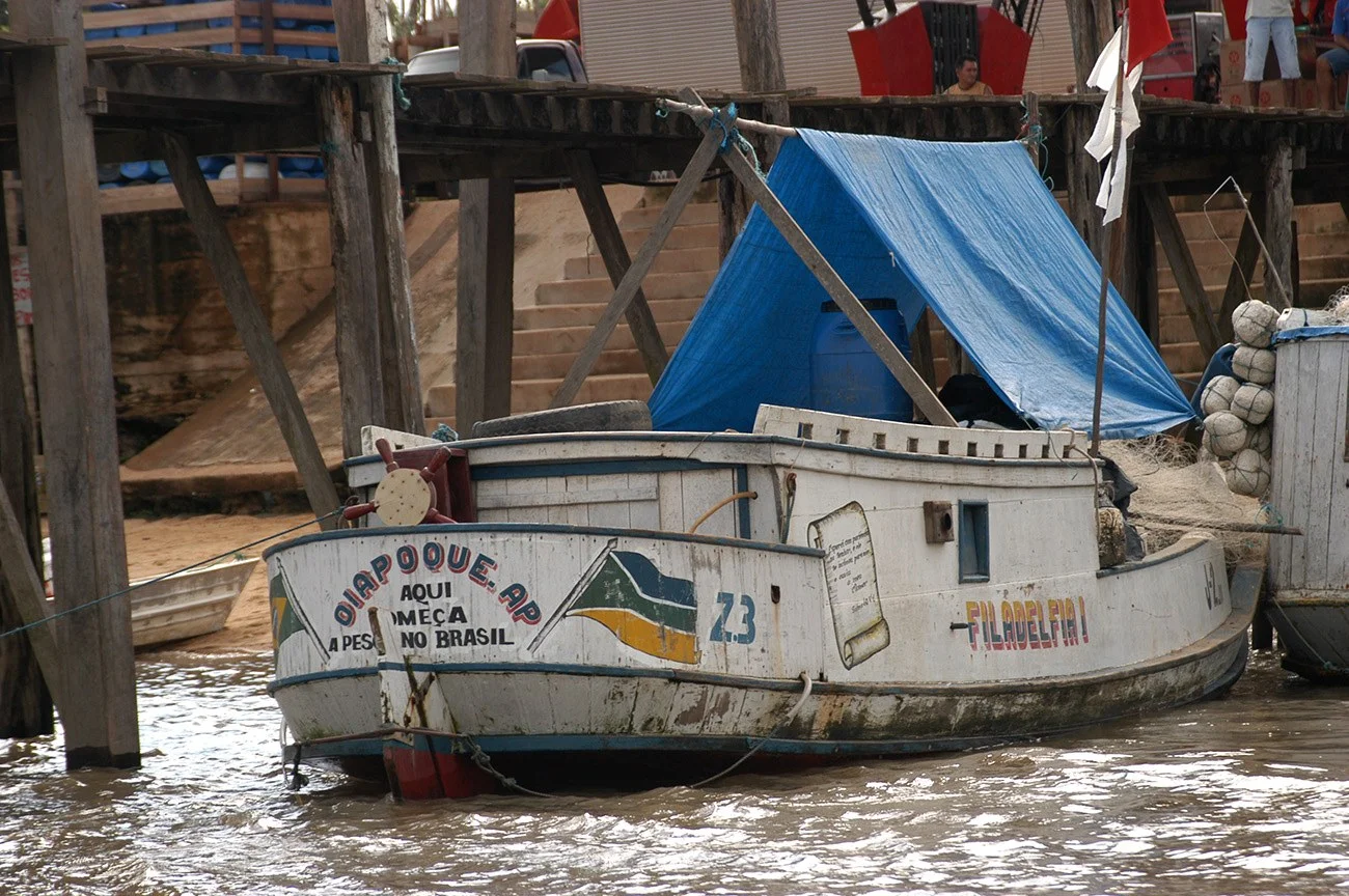 imagem de barco pesqueiro no rio Oiapoque