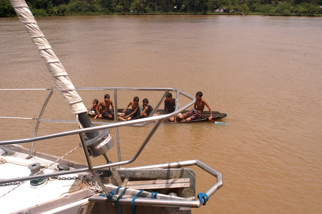 imagem de meninos em canoa