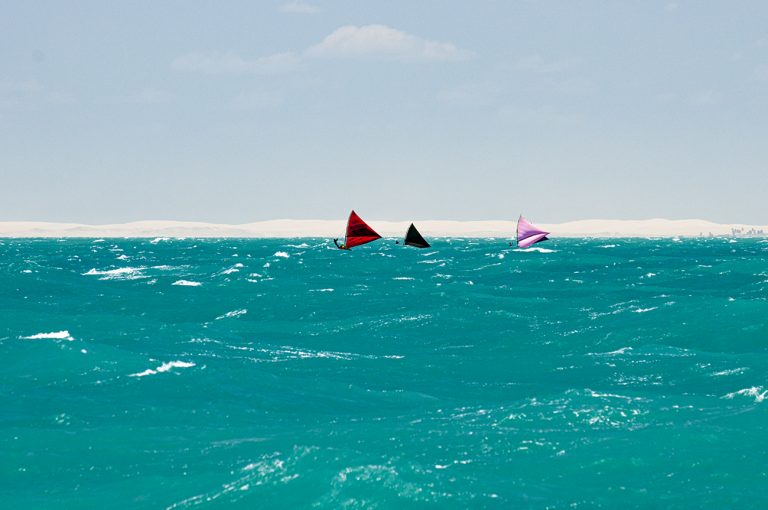 imagem de canoas de risco no litoral do Ceará