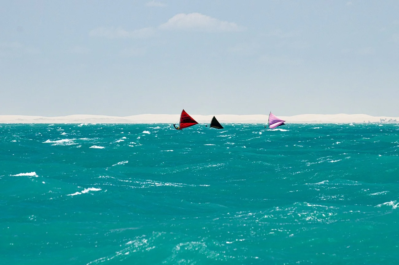 imagem de canoas de risco no litoral do Ceará
