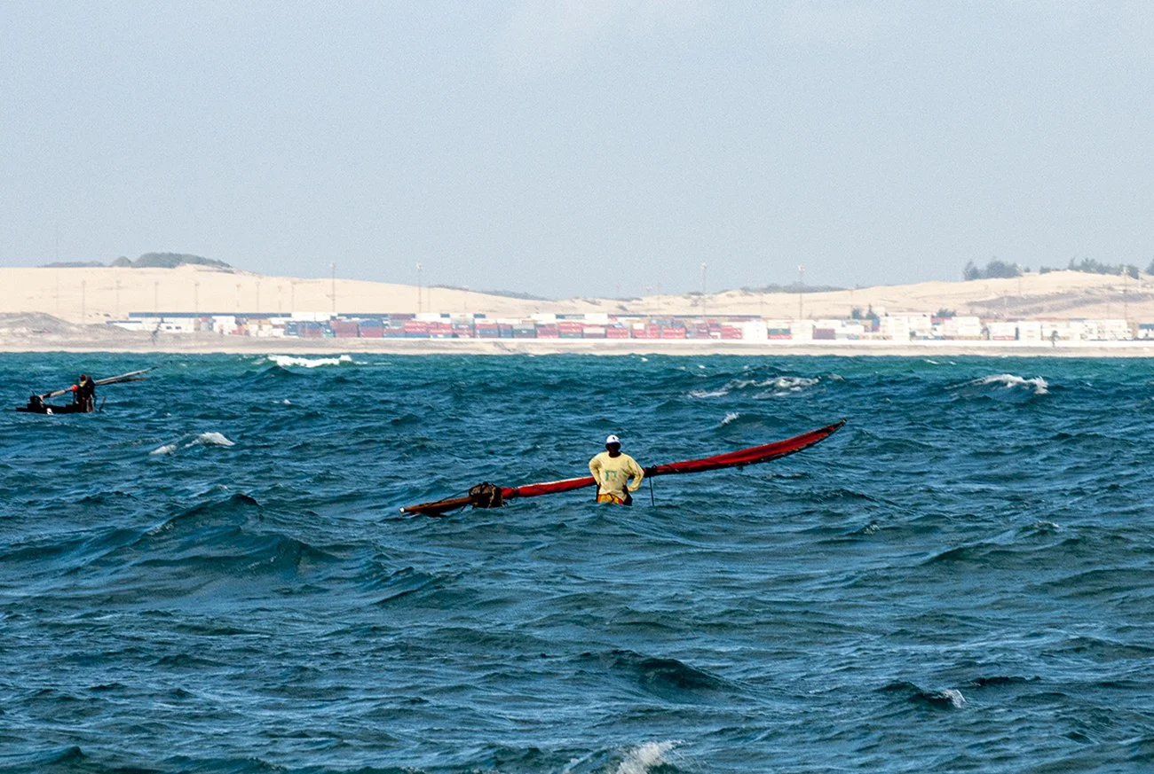 Imagem de jangadeiro no mar do Ceará
