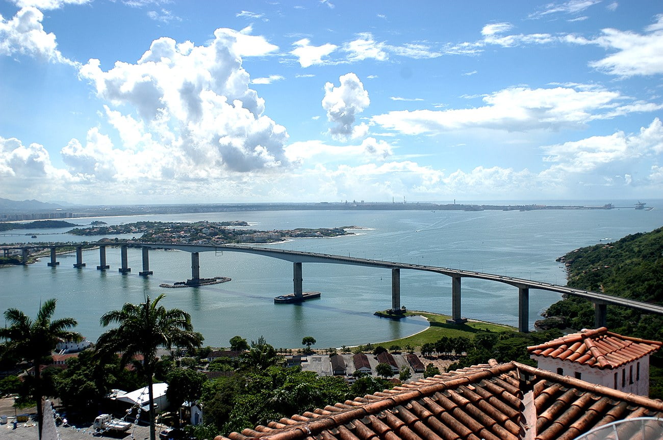 Grandes aberturas trazem a natureza para dentro desta casa de