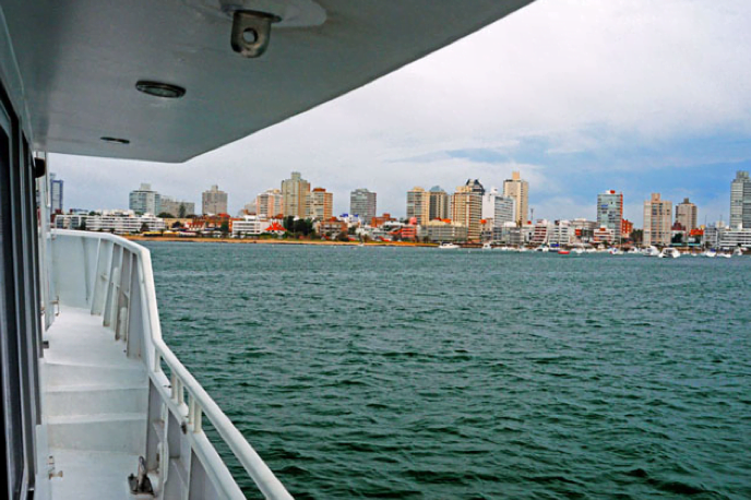 Viagem à Antártica, do Rio Grande para Punta Arenas, imagem do barco mar sem fim chegando a Punta Del Este, Uruguai.