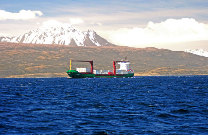 Viagem à Antártica: Punta Arenas - Puerto Natales - Ushuaia, imagem de navio cruzando o estreito de Magalhães.
