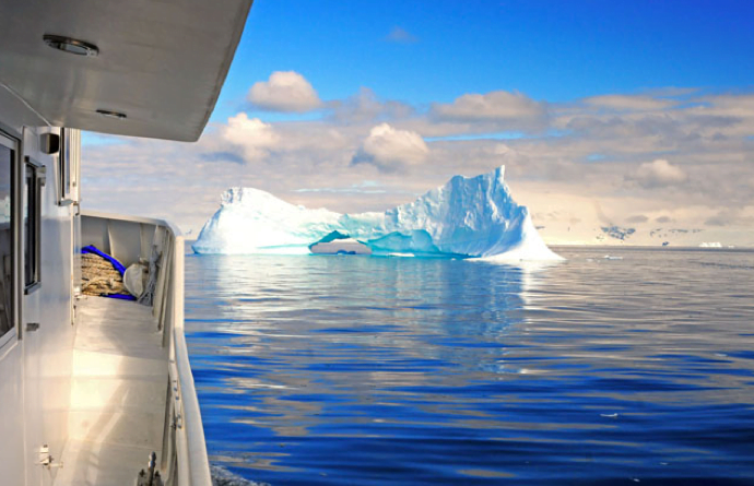 Viagem à Antártica: Ushuaia, Rei George, Ilhas Argentinas, imagem do barco mar sem fim e um iceberg na antártica.