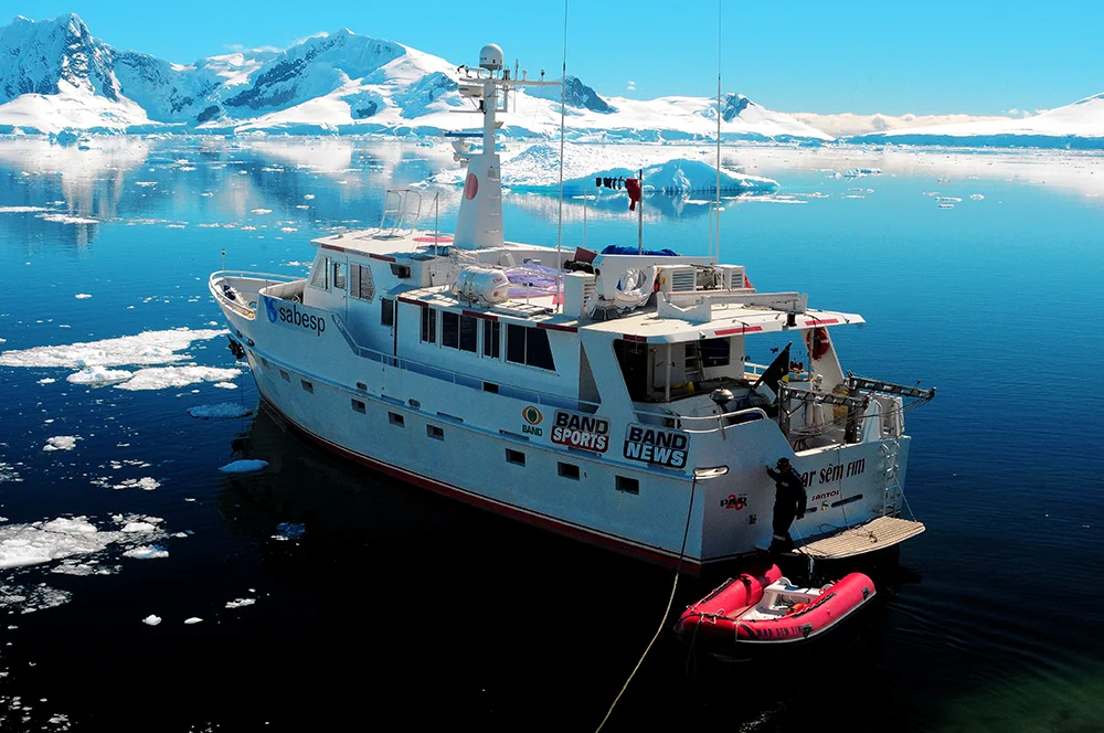 barco mar sem fim na base argentina Brown, litoral Antártico