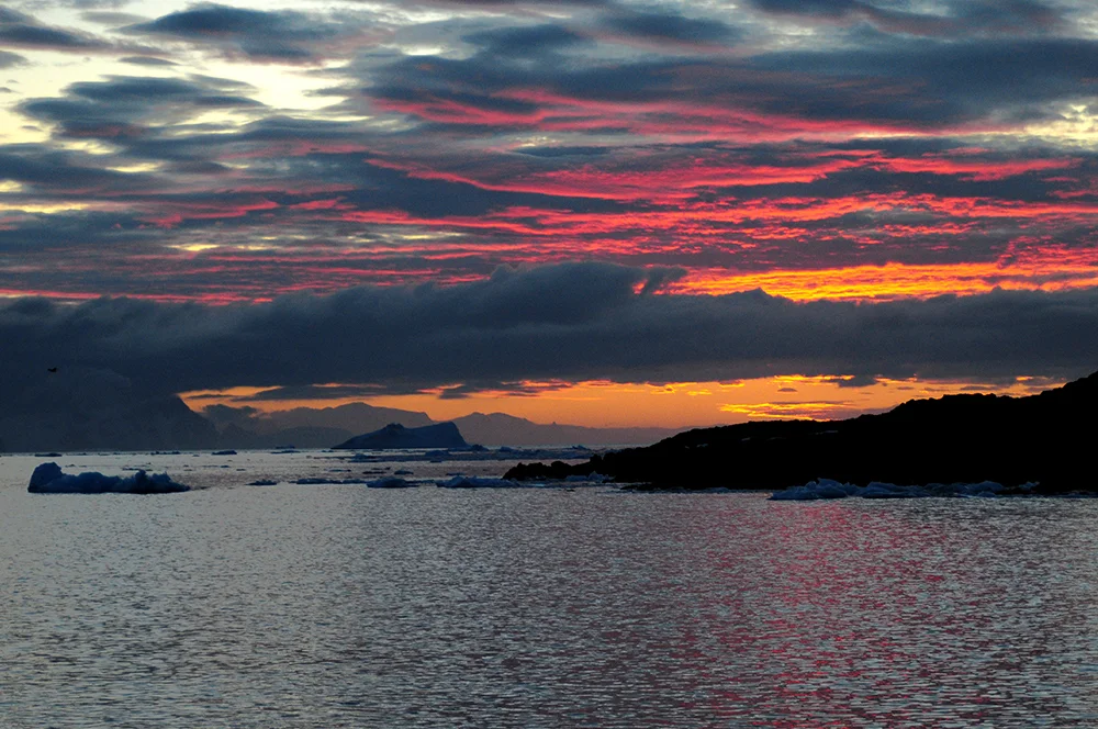 imagem de por do sol no litoral Antártico