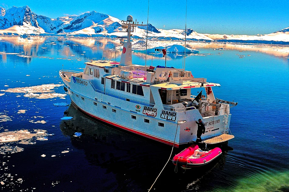 Viagens do Mar Sem Fim em fotos, imagem do barco O Mar Sem Fim na Península Antártica.