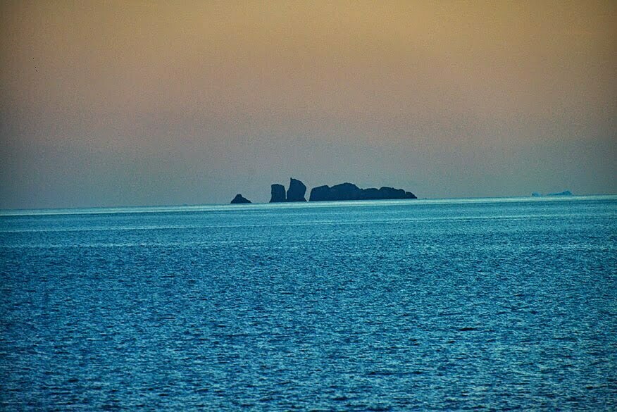 Geleira, baía do Almirantado., imagem de ilhote de pedras
