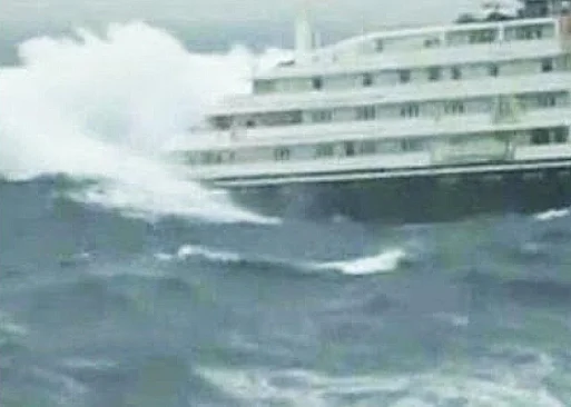 Navio de cruzeiro quase pega um tsunami, imagem de navio em tempo ruim