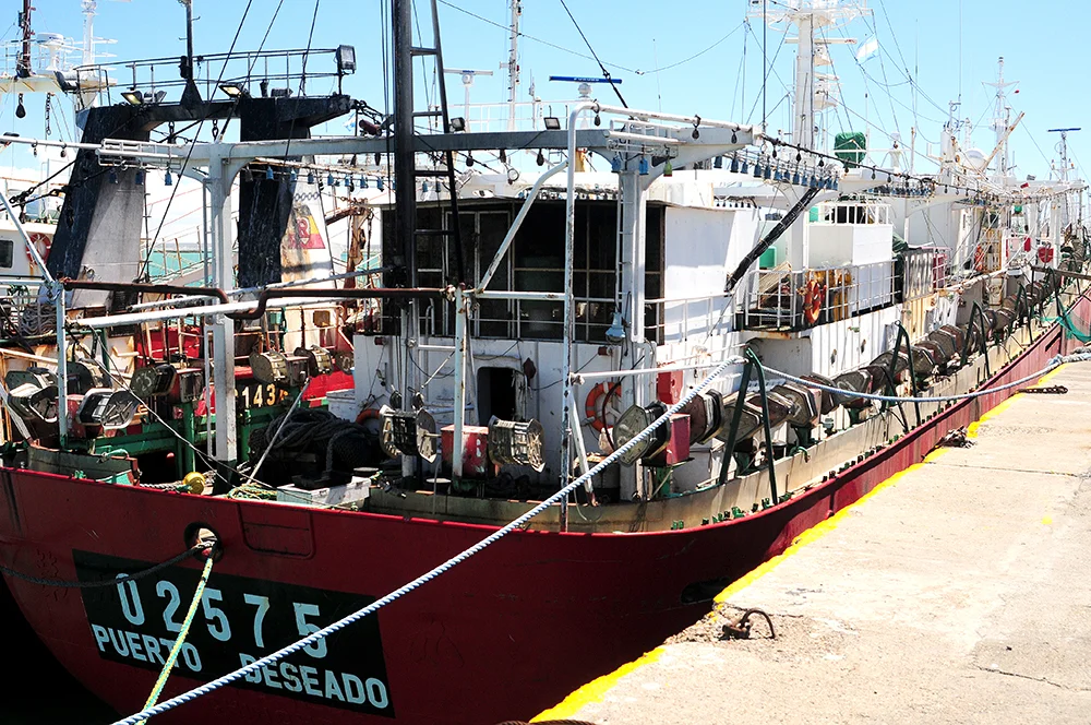 Pesqueiros na costa da Argentina, imagem de barco pesqueiro argentino