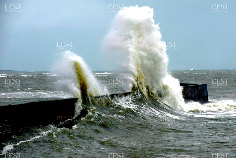 Tempestade Joachim e os faróis, embate brutal, imagem de onda do mar estourando em muro
