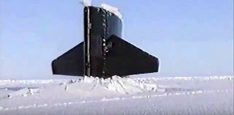 Submarino vindo à tona no Ártico, imagem de submarino no ártico