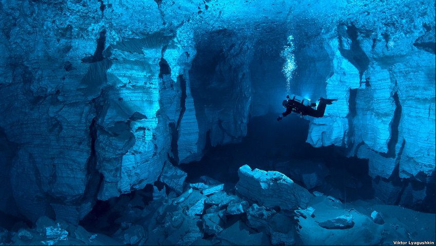 Mergulhando em cavernas, imagem de mergulhador submarino dentro de uma caverna