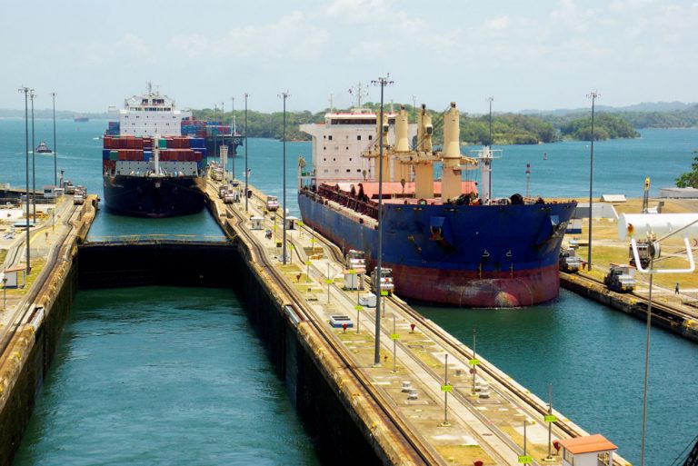 imagem de cargueiros no canal do Panamá
