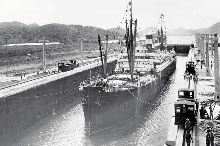 imagem antiga de navio atravessando o canal do Panamá