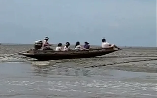 barcos, imagem de barco off road portugues que navega na lama