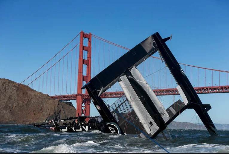 Saiba como é estar dentro de um veleiro capotando, imagem de catamarã capotando