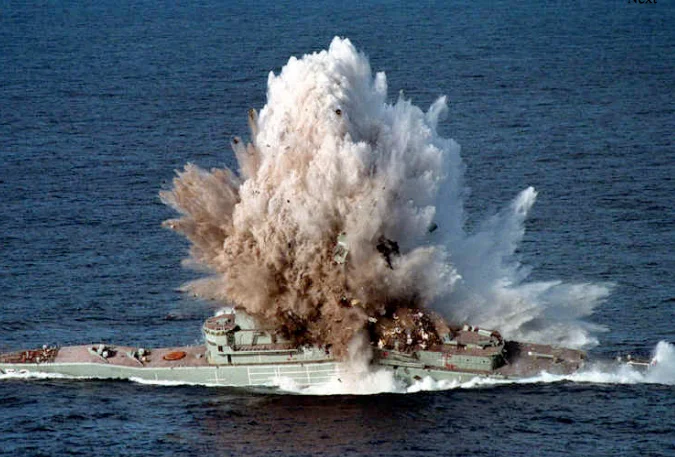 Navios de guerra afundados , imagem de Navio de guerra afundado com torpedo