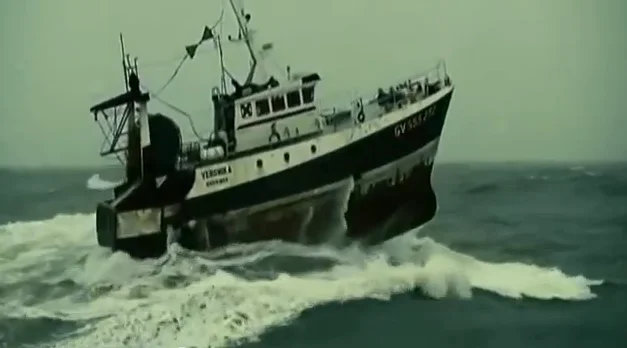 Barcos enfrentam tempestade na Bretanha, imagem de Barco pesqueiro enfrenta tempestade na costa da Bretanha.
