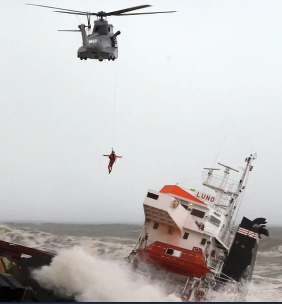 Naufrágio do cargueiro Luno, Cena do dramático resgate mostrando um tripulante saindo do navio via gancho e helicóptero