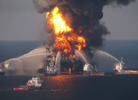 Exploração dos oceanos deve ser repensada, imagem de incêndio provocado pela extração de petróleo no mar.