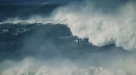 Imagem da onda de Nazaré, extremamente alta.