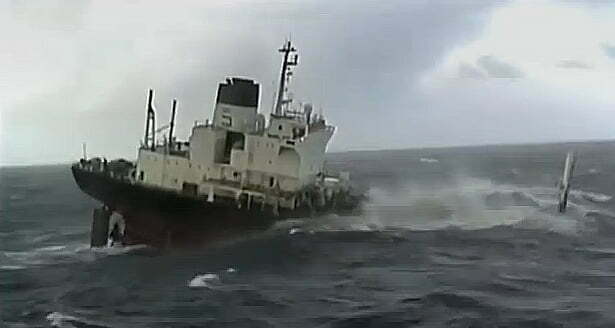 A força do mar impressiona, Imagem de um navio afundando