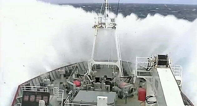 A força do mar impressiona, imagem de proa de um navio levantando água em razão de enorme onda, enfretando a força do mar