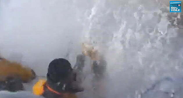 A força do mar impressiona,Imagem do timoneiro de um veleiro, em regata, levando uma onda no rosto