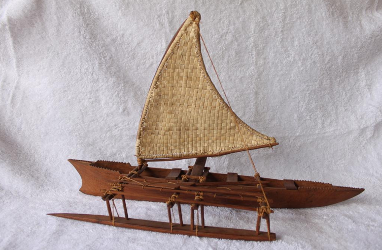 polinésios e grandes navegações, imagem de replica de canoa polinésia.