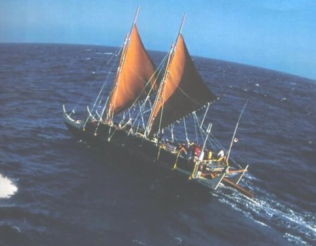 polinésios e grandes navegações, imagem de réplica de antiga canoa polinésia navegando