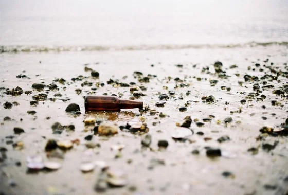 Lixo no mar de Salvador, foto de lixo no mar de Salvador após ressaca do Carnaval