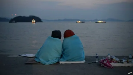 balsa da Coreia do Sul, Foto de parentes dos desaparecidos em naufrágio de balsa na Coreia do Sul.