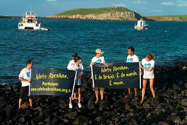 Índice de Saúde do Oceano , Imagem de ativistas em Abrolhos lançando a campanha Adote Abrolhos.