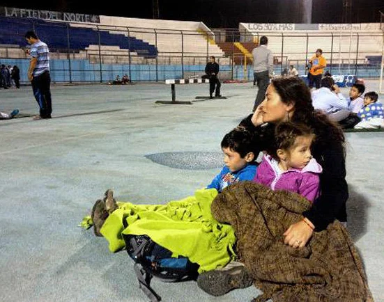 Terremoto e tsunami na América latina, Imagem mostra moradores chilenos em abrigos devido a terremoto.