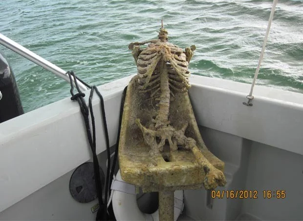 O mar não perdoa lixo no mar, imagem de esqueleto em barco