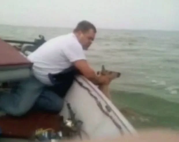 O mar não perdoa lixo no mar, imagem de homem em barco puxando um veado do mar