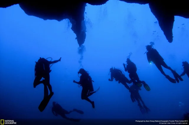 Blue Hole - O grande buraco azul no mar de Belize, imagem de mergulhadores submersos