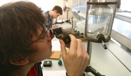 Oceanos podem salvar nossas vidas, imagem de cientistas em pesquisa de viabilidade de medicamentos marinhos